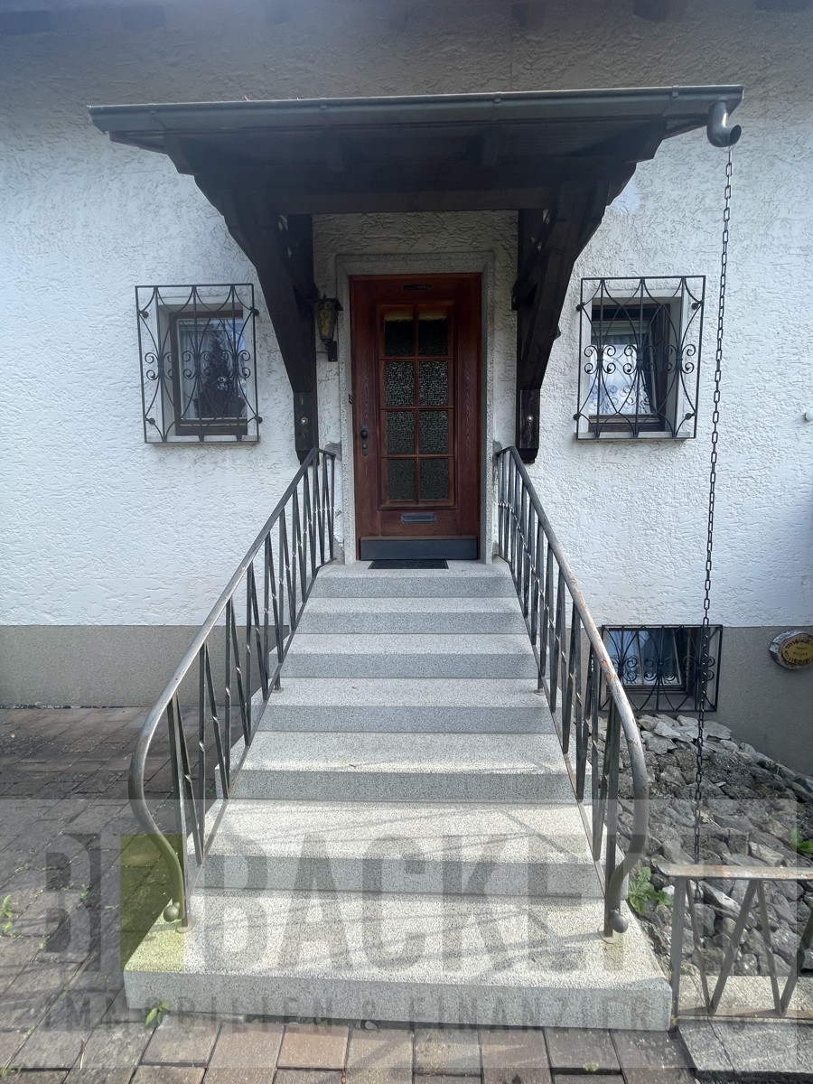 Hauseingang Zweifamilienhaus Weismain