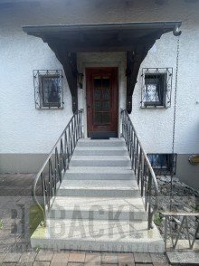 Hauseingang Ger�umiges Zweifamilienhaus im Herzen von Weismain.