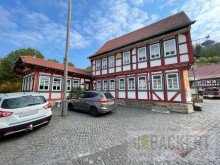 Ansicht Stra�enseite Geschichtstr�chtiges Ausflugslokal mit Wohnung und
Fremdenzimmern im Herzen von Ruhla.
