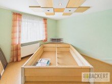 Schlafzimmer EG Ger�umiges Wohnhaus mit bis zu drei Einheiten, Garagen und Lagerhalle!