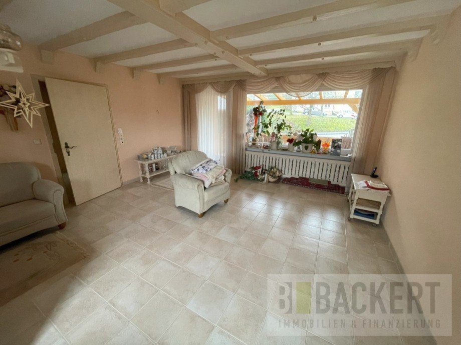 Wohnzimmer mit Zugang zum Balkon Einfamilienhaus Altenkunstadt