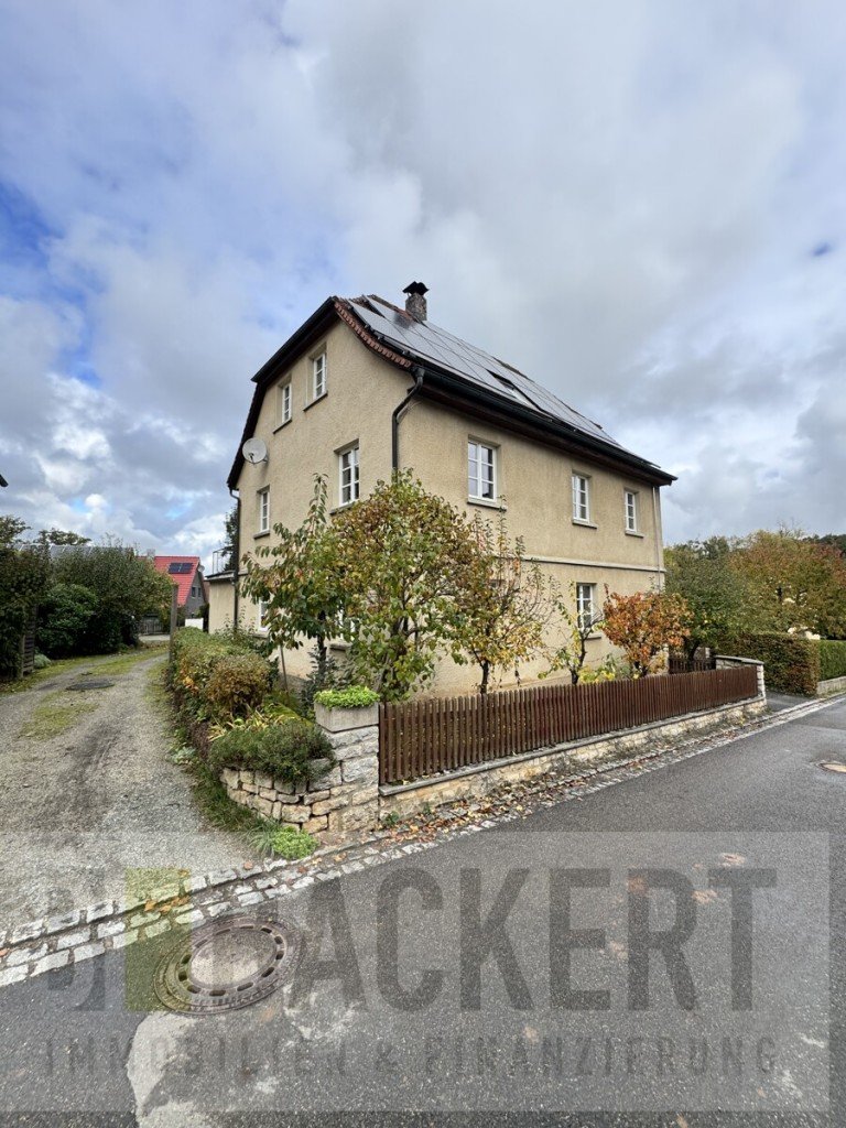 Ansicht Stra�enseite Neudrossenfeld / Langenstadt Einfamilienhaus Ger�umiges Wohnhaus mit Nebengeb�ude sucht Familie