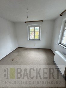 Schlafzimmer Obergeschoss Ger�umiges Wohnhaus mit Nebengeb�ude sucht Familie