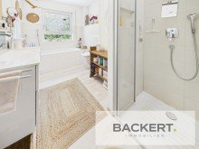 Badezimmer Haus 1 Diskret. Gr�n. Grenzenlos. 
Traumanwesen mit zwei hochwertigen Wohneinheiten