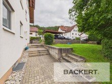 Zugang zum Wohnhaus Ger�umige Dachgeschosswohnung mit Ausblick - sofort einzugsbereit