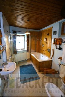 Badezimmer Charmante Doppelhaush�lfte mit gro�em Gartenbereich