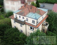 Luftbild Sanierungsbed�rftiges Zweifamilienhaus mit Einliegerwohnung in Hanglage von Bad Berneck.