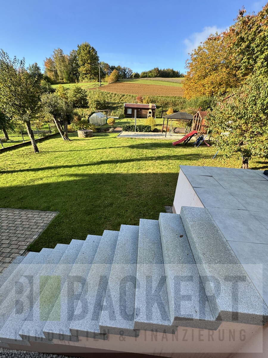 Gartenbereich mit Terrassentreppe Zweifamilienhaus Weismain