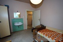 Schlaf-/Kinderzimmer EG Sanierungsbed�rftiges Zweifamilienhaus mit Einliegerwohnung in Hanglage von Bad Berneck.