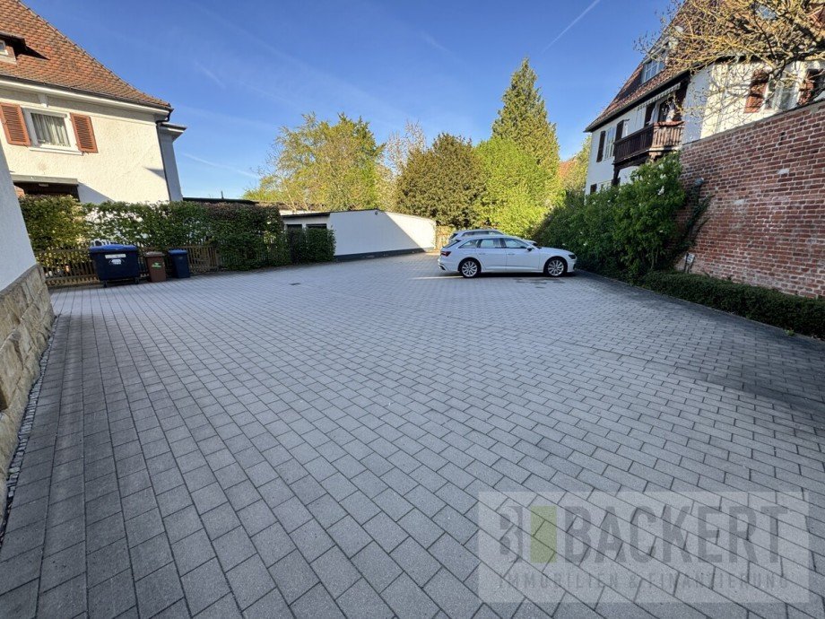 Hofbereich mit Parkpl�tzen B�rohaus Bayreuth
