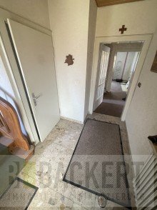 zentraler Flur und Treppenhaus Ger�umiges Zweifamilienhaus im Herzen von Weismain.